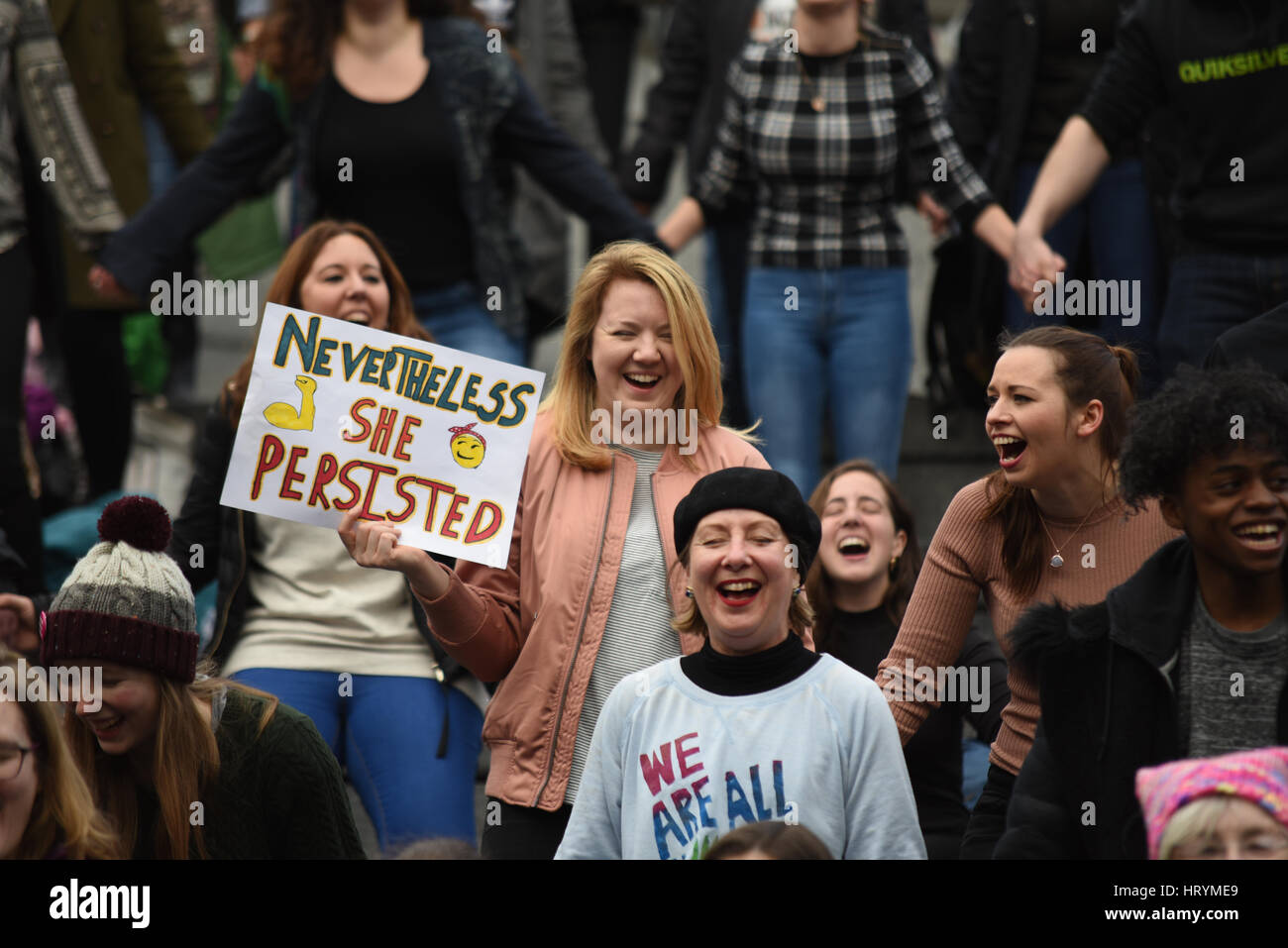Pour marquer la Journée internationale de la femme, un événement à Londres a commencé par un concert au Scoop, City Hall, avant une marche à la Tour de Londres Banque D'Images