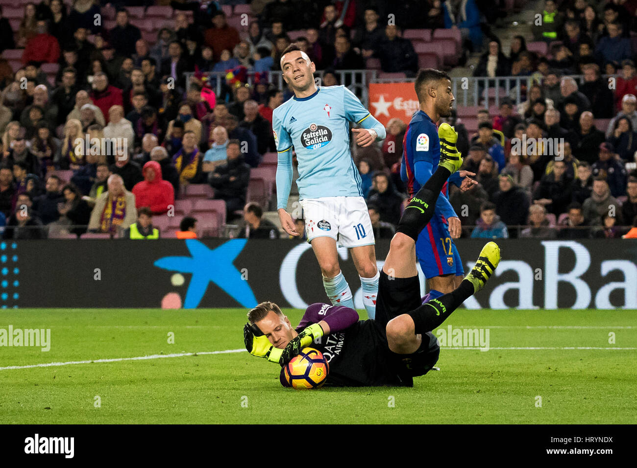 Camp NouTer Stegen allume à Iago les ZSPA et il peut pas shootduring entre un match FC Barcelone vs RC Celta de Vigo au Camp Nou, Barcelona, Espagne. Photo : G. Loinaz/Alamy Live News Banque D'Images