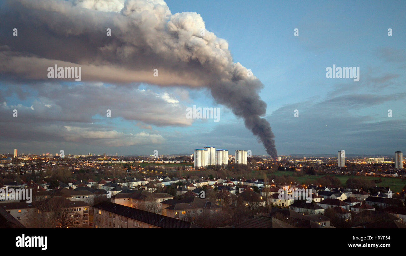 Govan feu de pneu sur la ville de fumée de danger pour la santé Banque D'Images