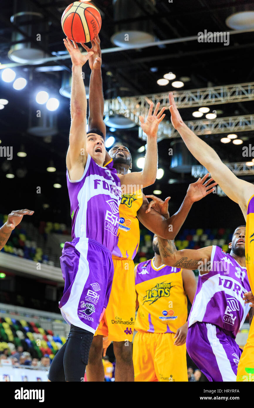 Boîte de cuivre Arena, London, 5e Mar 2017. Robert Leeds Sandoval (9) saute à la panier pour un point. Les tensions exacerbées dans le BBL Championnat match entre l'équipe d'accueil des visiteurs et les Lions Londres Leeds la Force. Les Lions 81-92 Londres lâche. Credit : Imageplotter News et Sports/Alamy Live News Banque D'Images