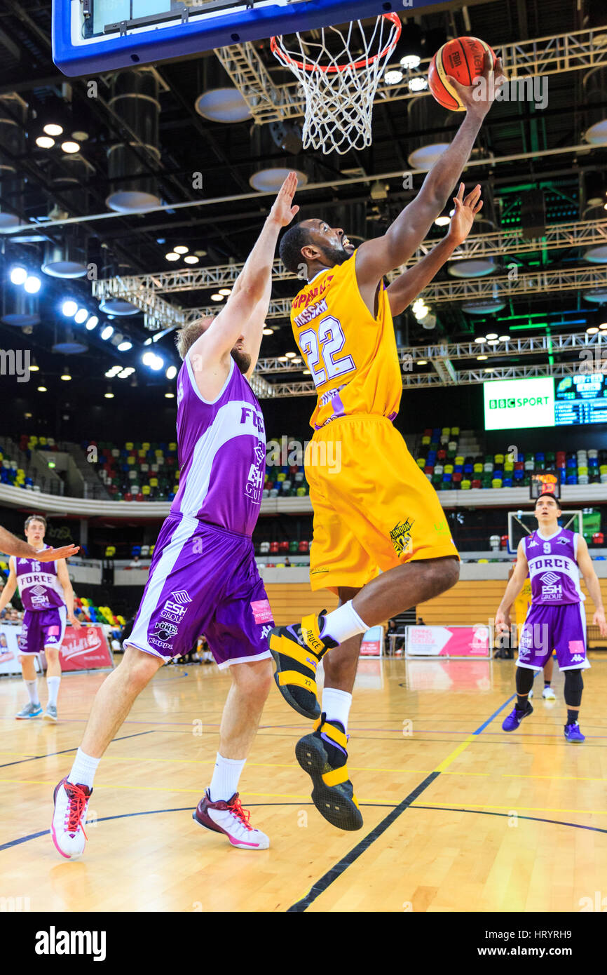 Boîte de cuivre Arena, London, 5e Mar 2017. Les Lions' Rashad Hassan (22) sauts jusqu'à marquer un point. Les tensions exacerbées dans le BBL Championnat match entre l'équipe d'accueil des visiteurs et les Lions Londres Leeds la Force. Les Lions 81-92 Londres lâche. Credit : Imageplotter News et Sports/Alamy Live News Banque D'Images