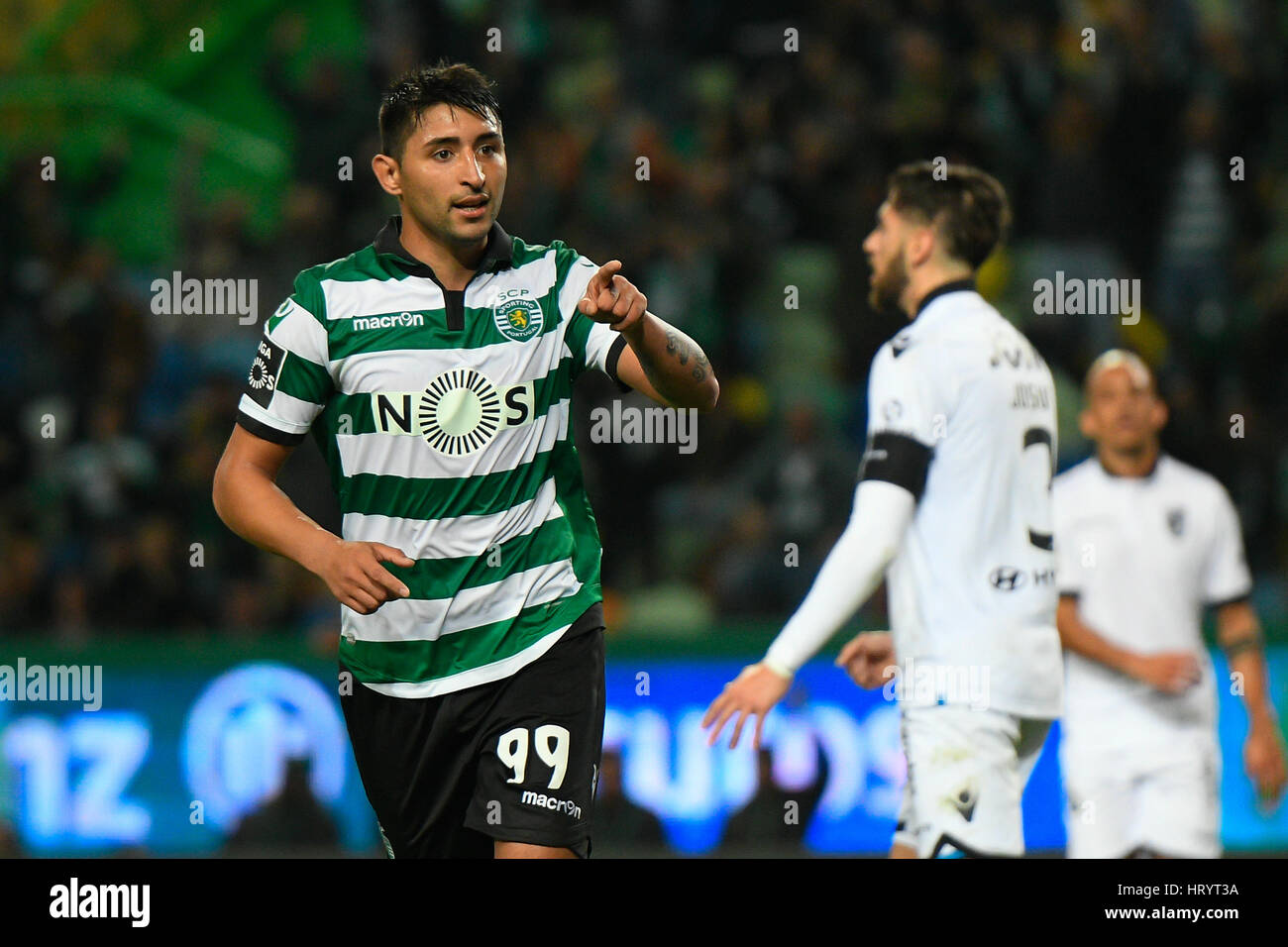 Portugal, Lisbonne, Mars 05, 2017 - Football - Alan Ruiz (L), sportives, joueur célèbre son but au cours de match entre le Sporting Clube de Portugal et Vitória Guimarães pour Ligue portugaise de football match à Alvalade XXI Estádio, à Lisbonne, Portugal. Crédit : Bruno de Carvalho/Alamy Live News Banque D'Images