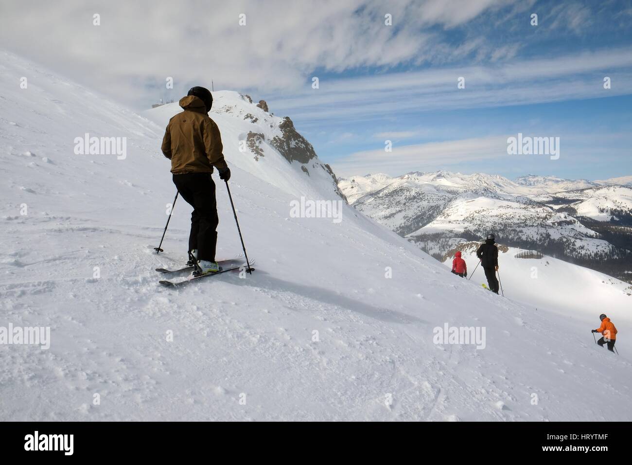 Mammoth Lakes, California, USA. 4e Mar, 2017. Ski et snowboard riders profiter du niveau historique de la neige sur les pentes à Mammoth Mountain Ski Resort. 43 pieds de neige sont tombés sur le Mammoth Mountain Ski Resort dans le sud de la Californie jusqu'à présent cette saison, avec la neige accumulée autour des cabines et des allées. Autoroutes et les écoles de la Sierra ont été fermées à l'occasion, et les pompiers ont du mal à trouver d'incendie. Nouvelles mesures depuis le ministère des Ressources en eau de la Californie montrent que l'hiver humide incroyablement a donné lieu à des niveaux historiquement élevés en neige Banque D'Images