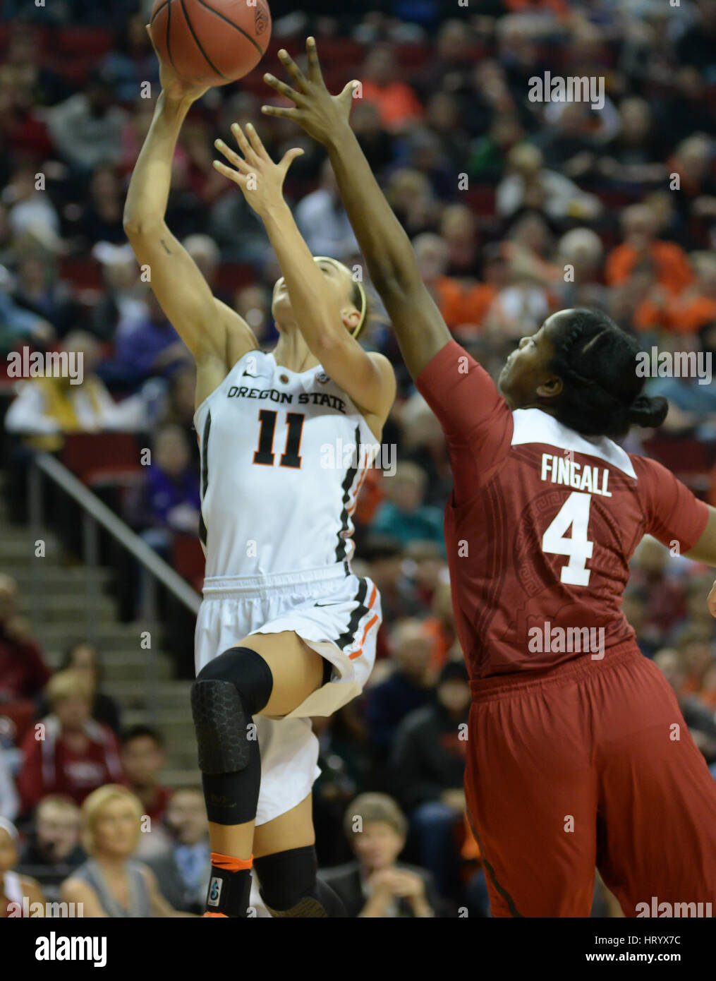 Seattle, WA, USA. 5Th Mar, 2017. L'OSU Gabriella Hanson (11) définit la balle contre le Stanford Nadia Fingall (4) au cours de la CIP12 tournoi femmes finale entre l'Oregon State Beavers et le Stanford Cardinal. Le jeu a été joué à Key Arena de Seattle, WA. Jeff Halstead/CSM/Alamy Live News Banque D'Images