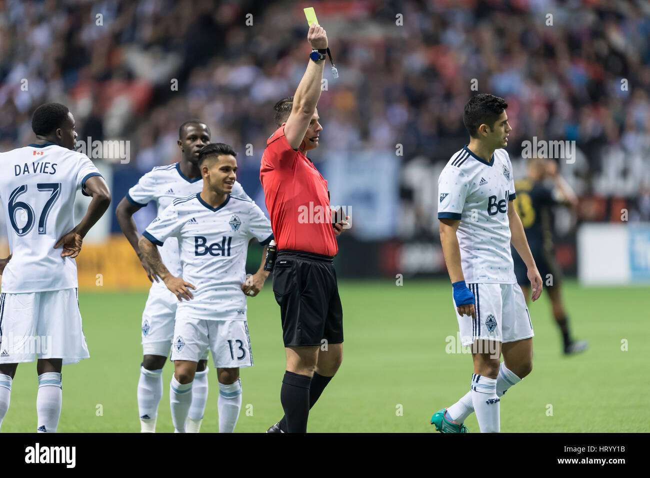 Vancouver, Canada. 5 mars, 2017. Arbitre Sorin Stoica donnant une carte jaune à Matias Laba (15) des Whitecaps de Vancouver. Whitecaps de Vancouver d'ouverture à domicile contre l'Union de Philadelphie, BC Place Stadium. Le jeu se termine jusqu'scoreless. © Gerry Rousseau/Alamy Live News Banque D'Images