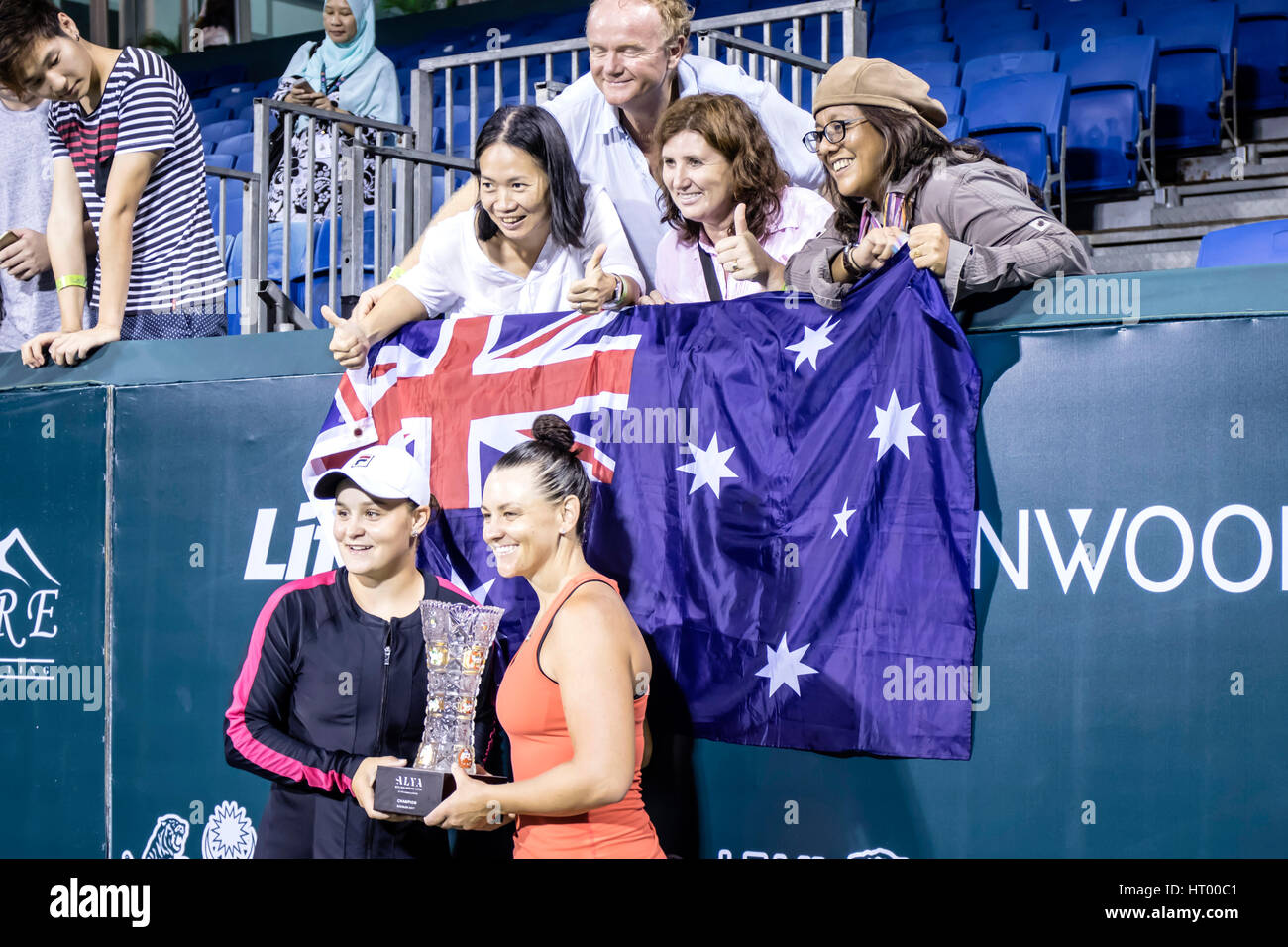 Kuala Lumpur, Malaisie. 6 mars, 2017. Ashleigh Barty et Casey Dellacqua, les deux Australiens, qui célèbre leur victoire finale en double avec Aussie fans à ALYA WTA Open de Malaisie 2017 Tournoi de tennis à Kuala Lumpur. © Danny Chan/Alamy Live News. Banque D'Images