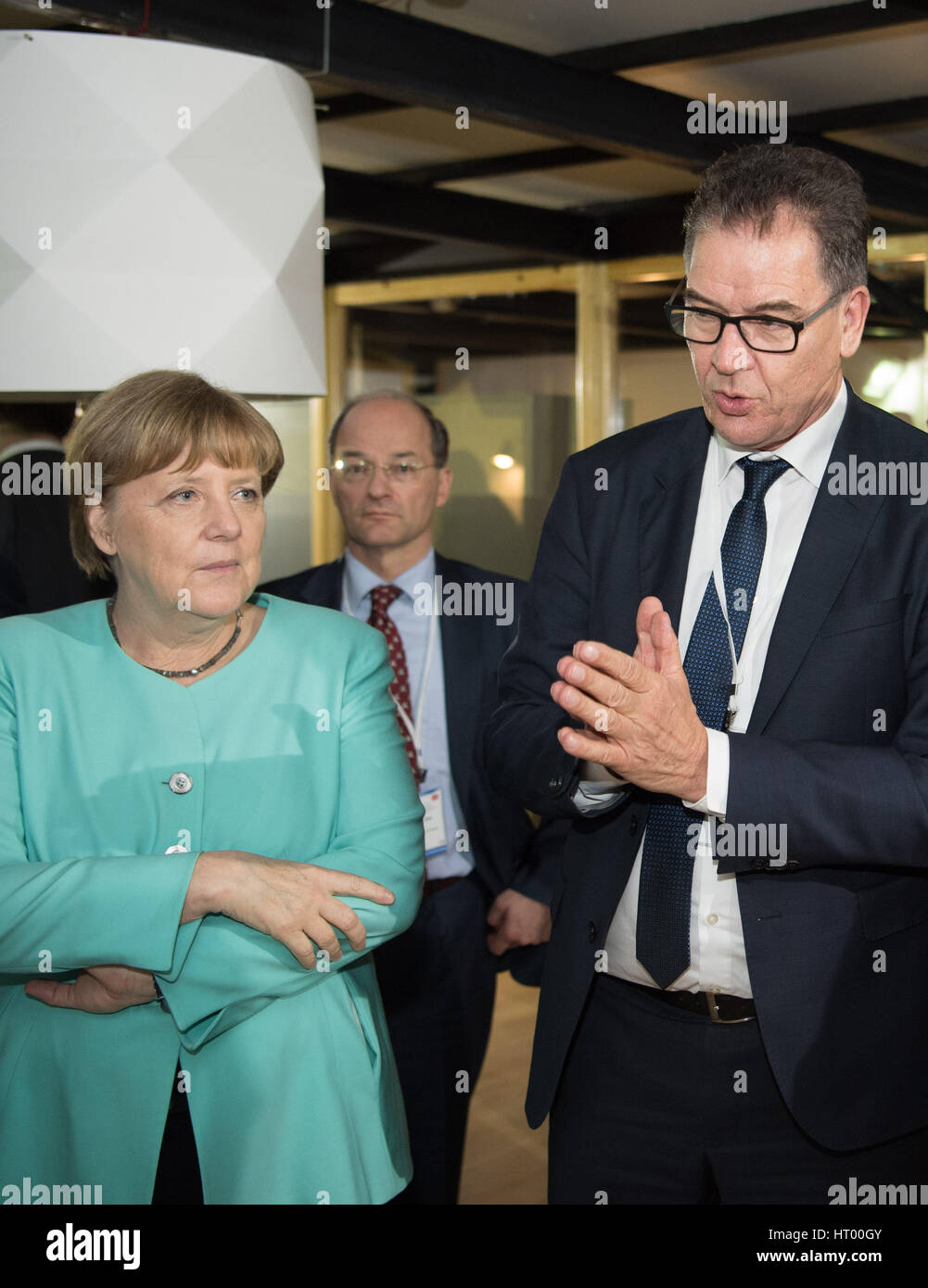 Chancelière fédérale Angela Merkel (m.) et le ministre allemand de la coopération économique et du développement Gerd Mueller (r.) 'Startuphaus German-Tunisian visite' un centre pour l'emploi, la migration et la réinsertion à Tunis, 3 mars 2017. Photo : Soeren Stache/dpa Banque D'Images