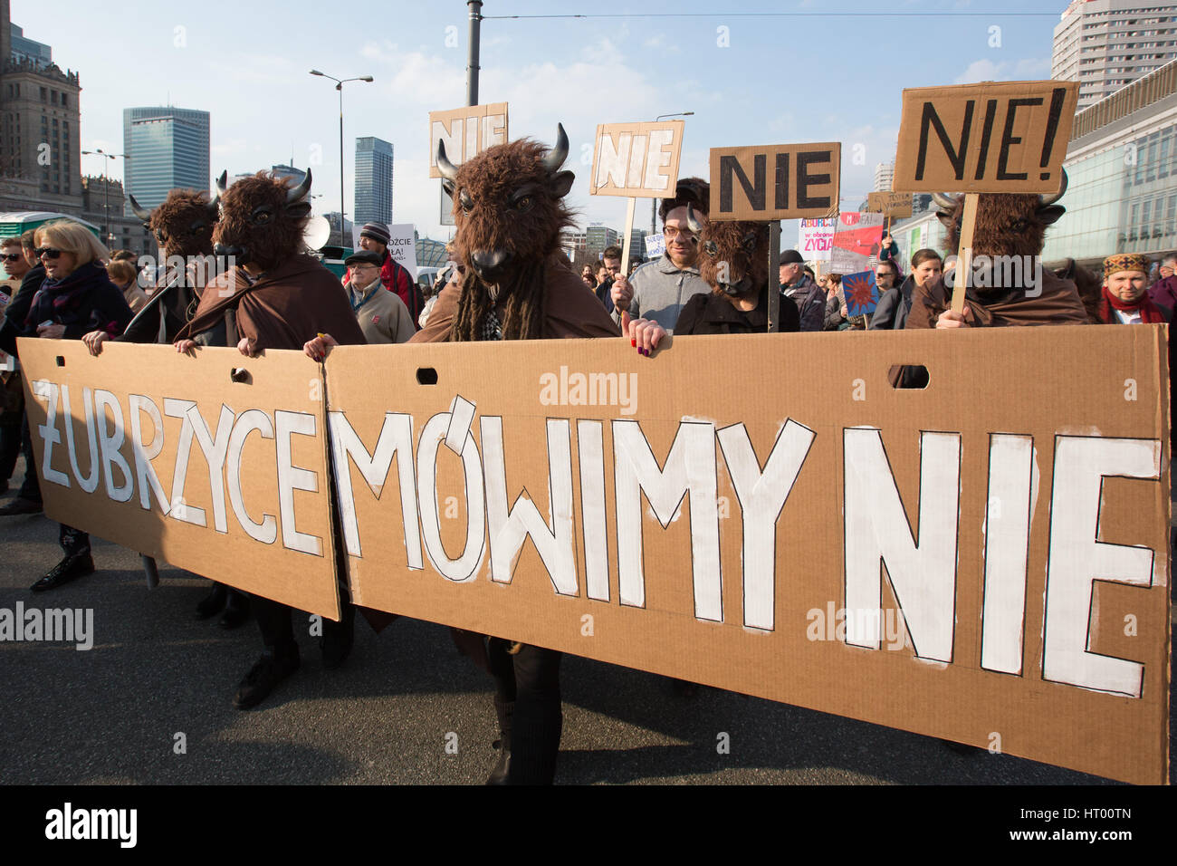 Sur 5. Mars 2017 plusieurs milliers de manifestants s'est rendu dans la rue pour protester contre l'abus de pouvoir par le gouvernement et les autres restrictions de contraceptifs et l'avortement prévu par la conservatist gouvernement. - Pas de service de fil - Photo : Jan A. Nicolas/dpa Banque D'Images