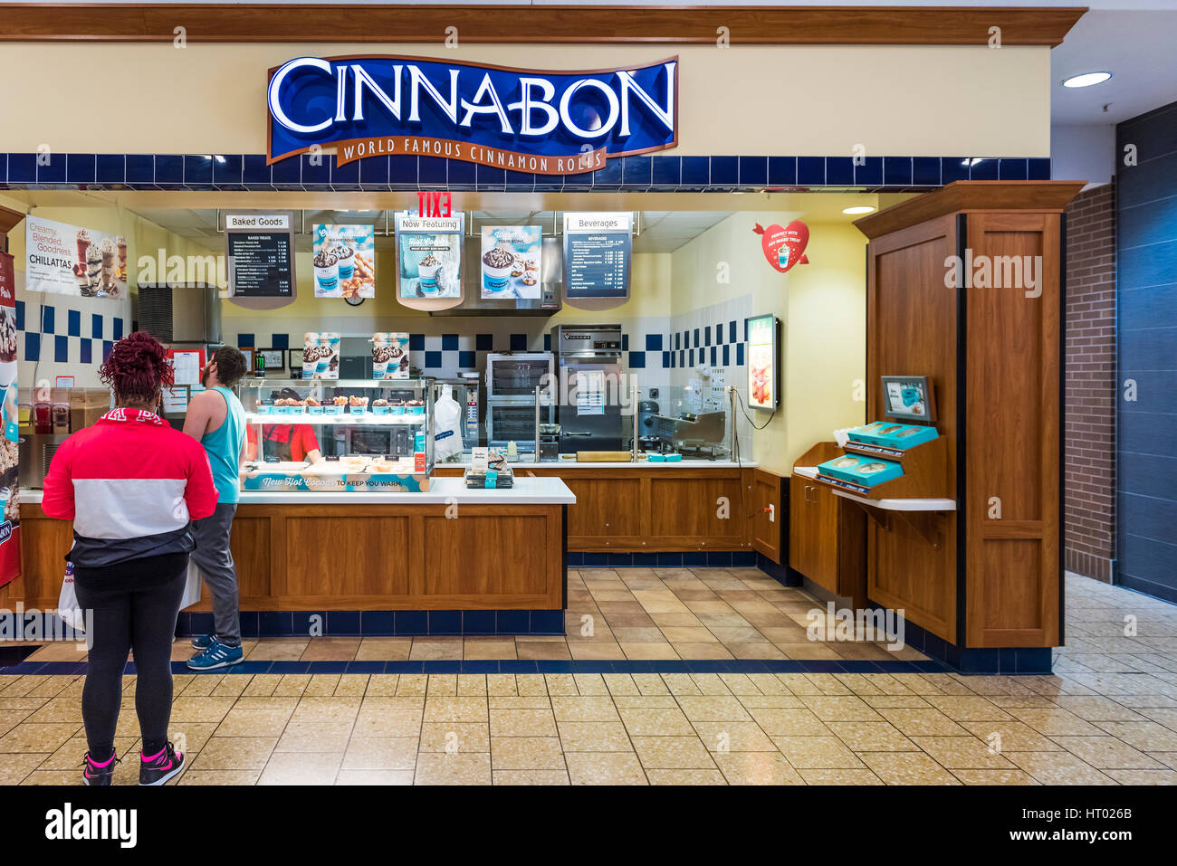 Burke, USA - 18 Février 2017 : Cinnabon cinnamon roll fast-food, extérieur Banque D'Images