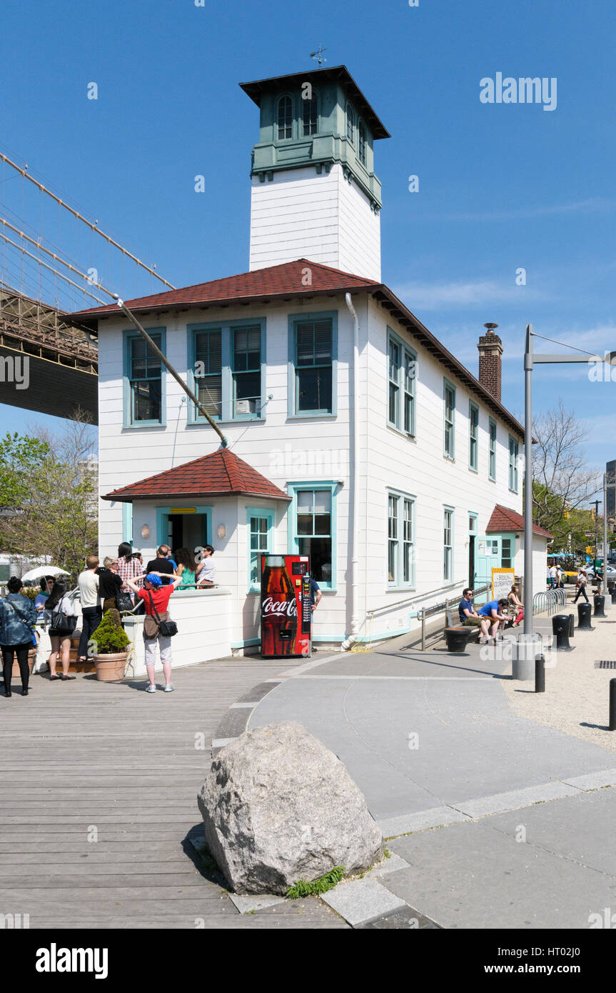 File d'attente des clients, Brooklyn Ice Cream Factory dans ancien hangar à bateaux-feux, Fulton Ferry Pier sous le pont suspendu. Pont de Brooklyn Park, New York, USA Banque D'Images