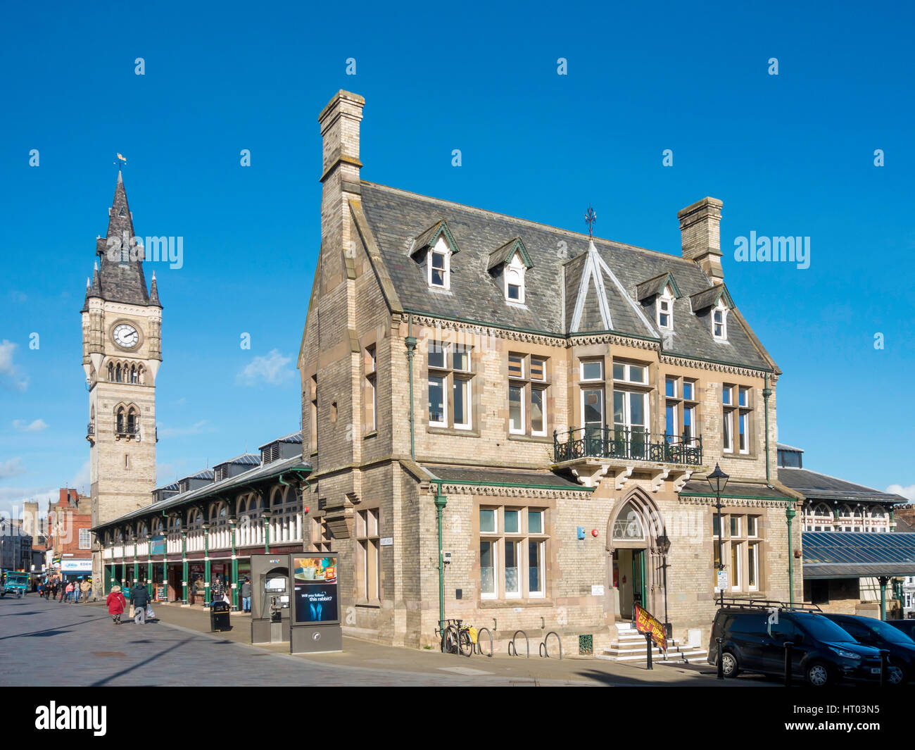 Marché couvert de style victorien et tour de l'horloge à l'ouest de Darlington, Durham UK Ligne Co. Banque D'Images