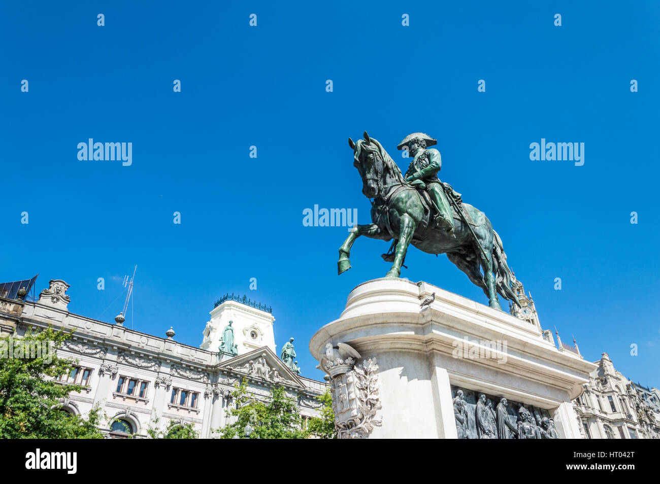 La place Liberdade avec monument du Roi Pedro IV statue en premier plan et l'hôtel de ville dans le haut de l'Avenue Aliados, à la ville de Porto. Banque D'Images