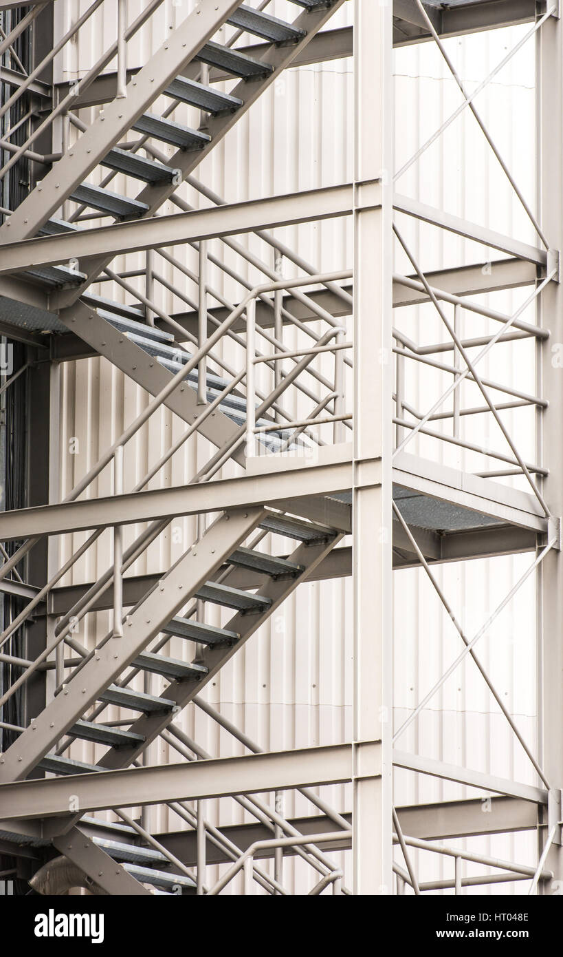 Échapper à un bâtiment industriel via escalier métallique extérieur Banque D'Images