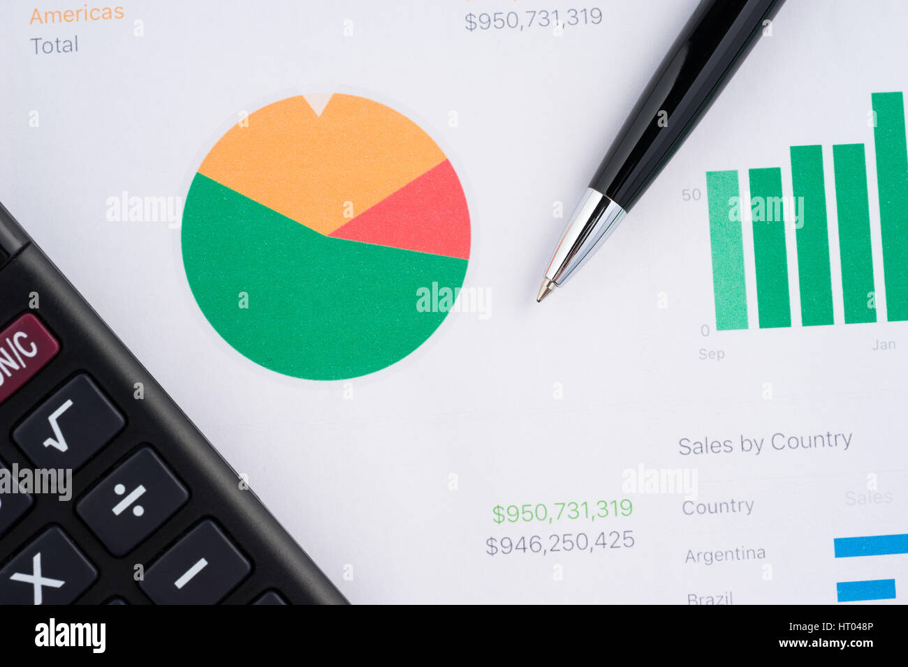 Document financier Les tableaux et graphiques, calculatrice Banque D'Images