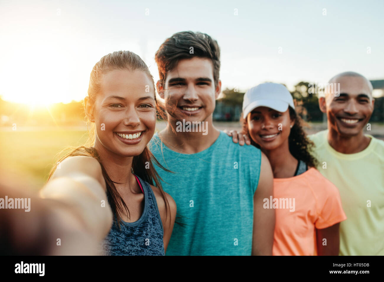 Jeunes amis faisant du jogging après selfies. Un après leur entraînement à selfies park. Banque D'Images