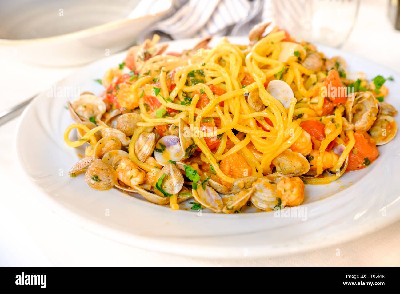 Spaghetti alla Chitarra spaghetti allo scoglio palourdes Crevettes fruits de mer italiens Banque D'Images
