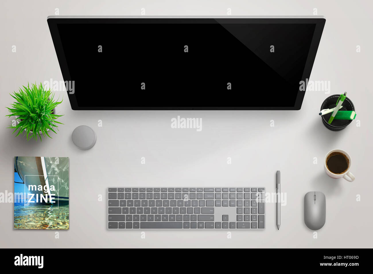 Journaliste, reporter moderne studio 24 avec l'écran de l'ordinateur pour une maquette. Vue supérieure de la scène avec une plante, magazine, stylos, café, souris, stylo, keyboar Banque D'Images