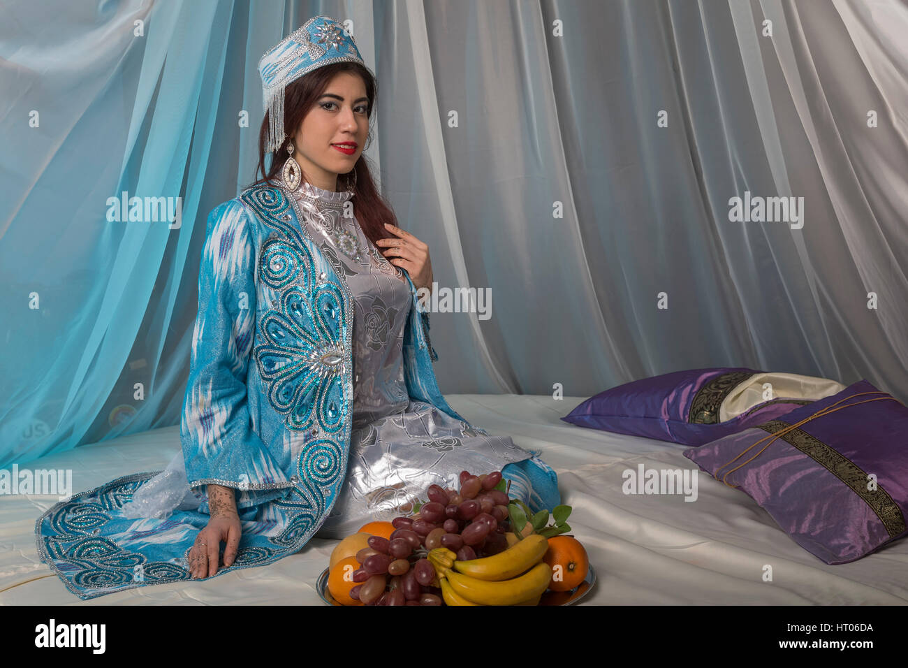 Fille de l'est dans la chambre à coucher. Banque D'Images Fille de l'est dans la chambre à coucher. Banque D'Images