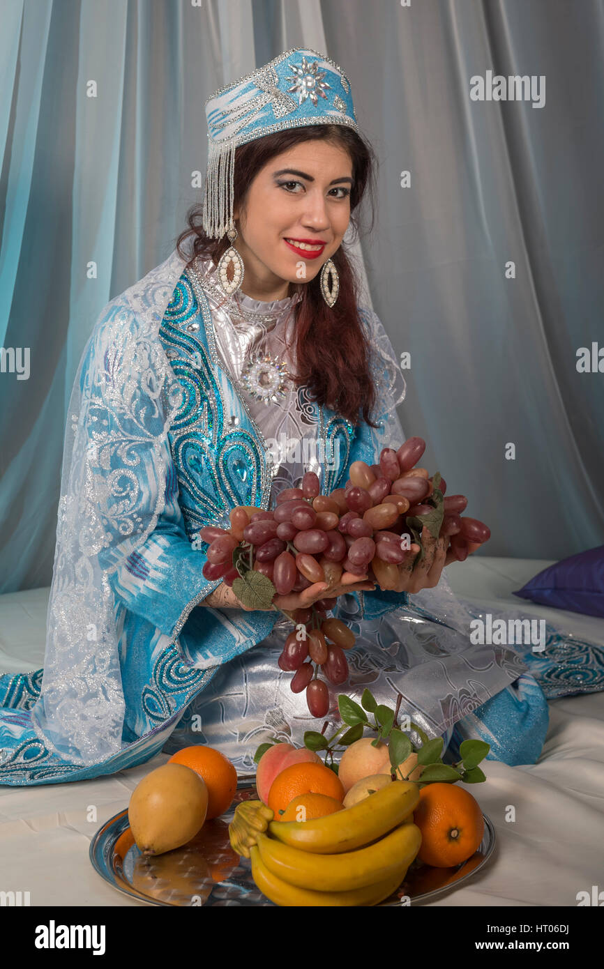 Fille de l'est dans la chambre à coucher. Banque D'Images Fille de l'est dans la chambre à coucher. Banque D'Images