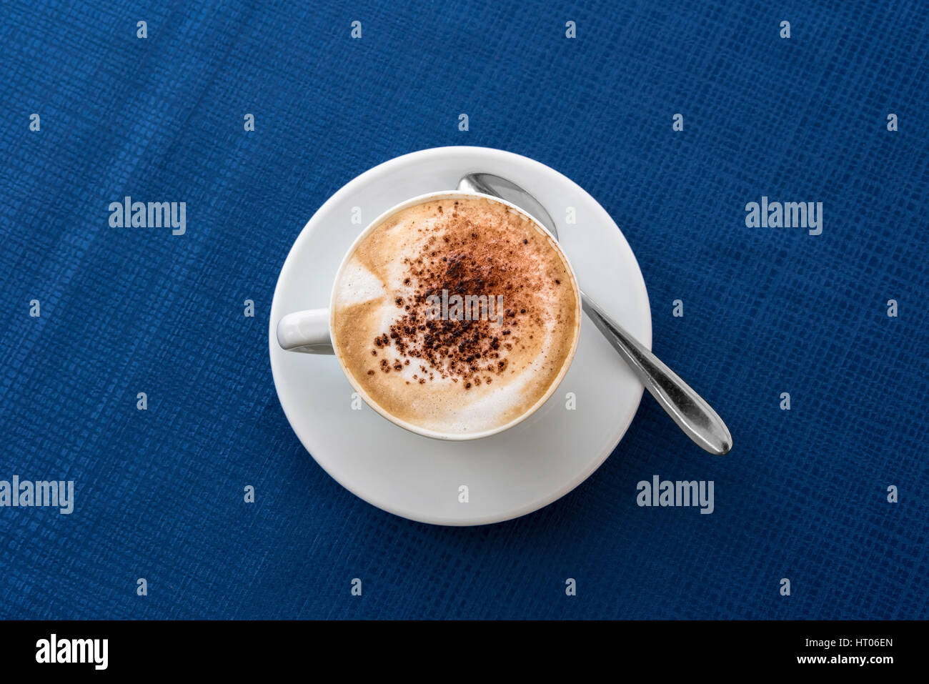 Vue de dessus de tasse de café italien sur nappe bleue Banque D'Images