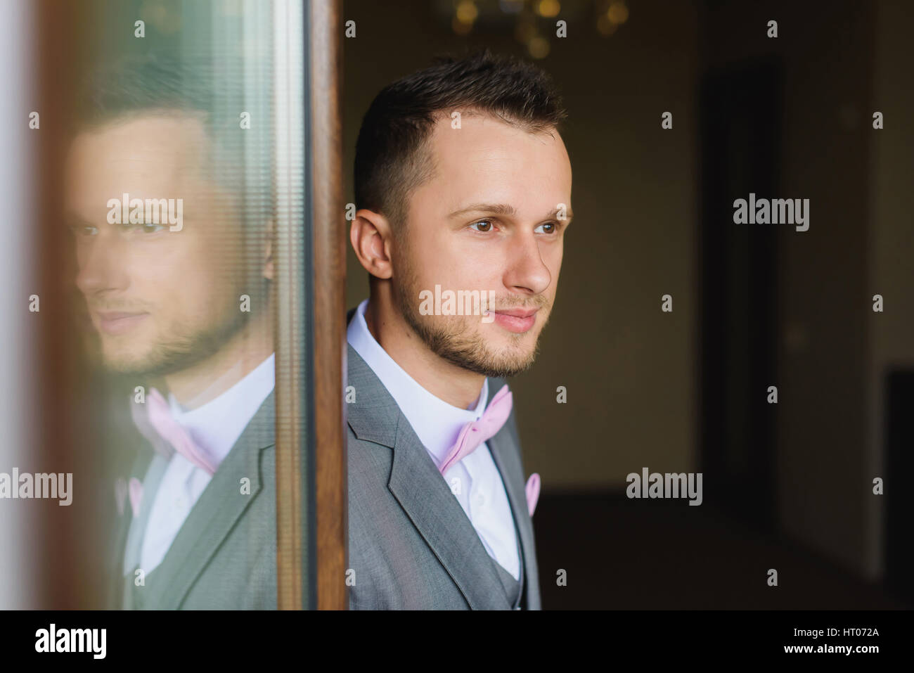 Homme s'habillant beau costume Banque de photographies et d'images à haute  résolution - Page 3 - Alamy