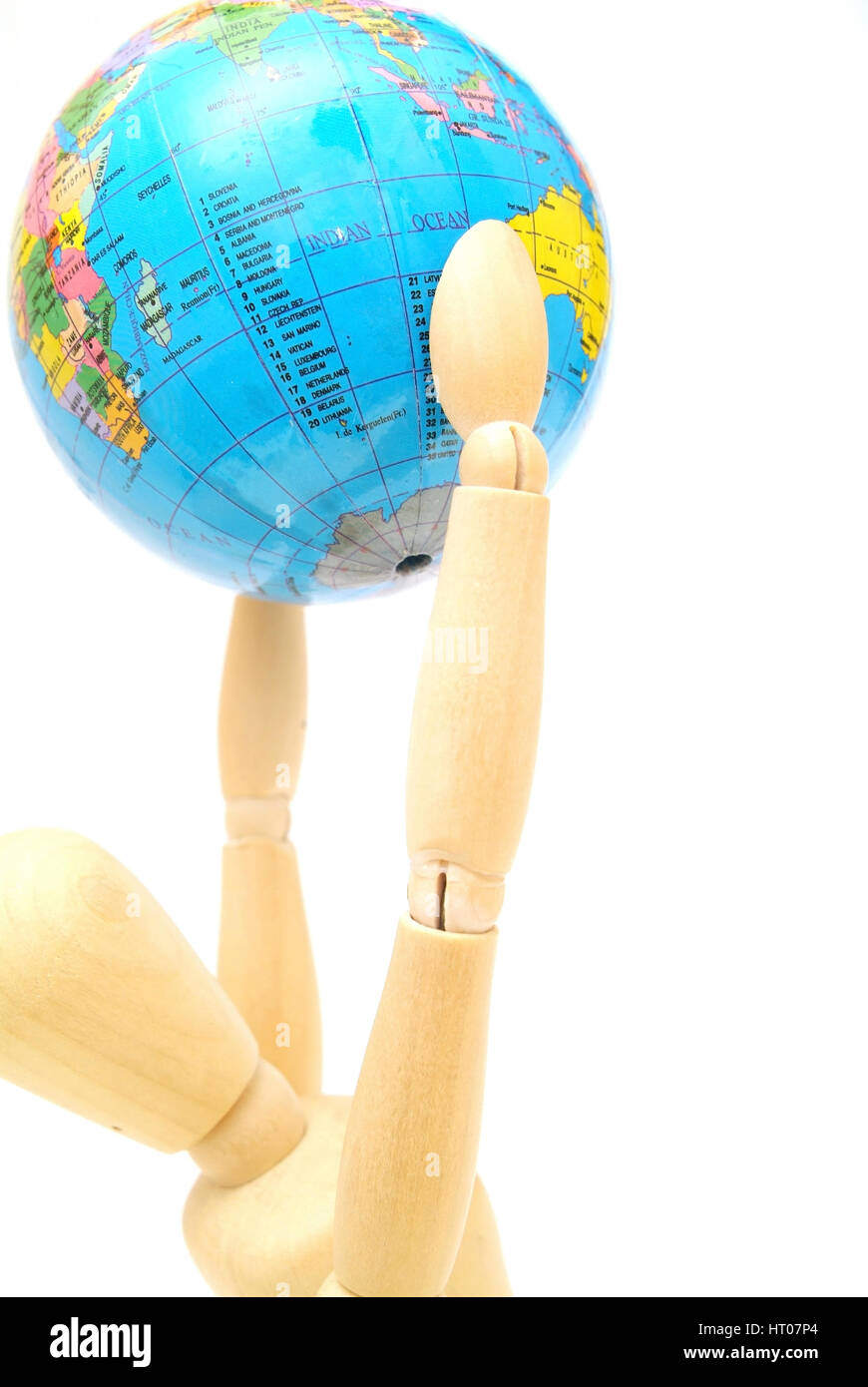 Haelt Holzfigur Globus in der Hand - poupée articulée avec globe en mains Banque D'Images