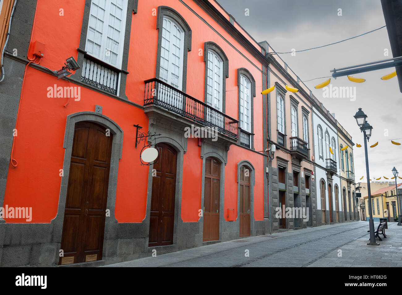 Rue avec ses maisons colorées, dans la vieille ville de Arucas. Gran Canaria, îles canaries Banque D'Images