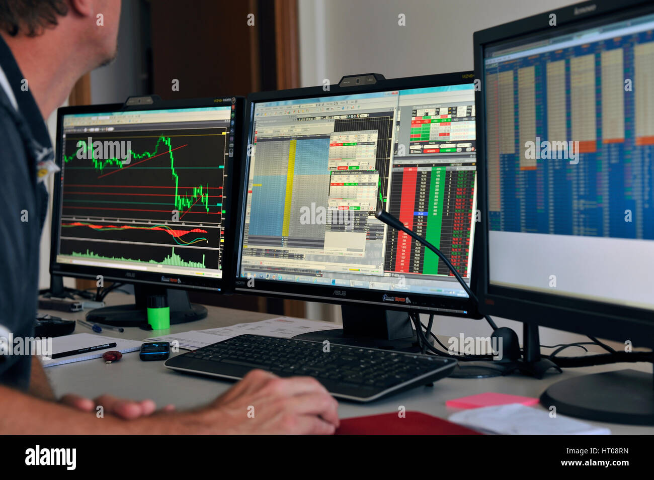 Opérateur en bourse, trading en ligne, les traders avec des écrans Banque D'Images