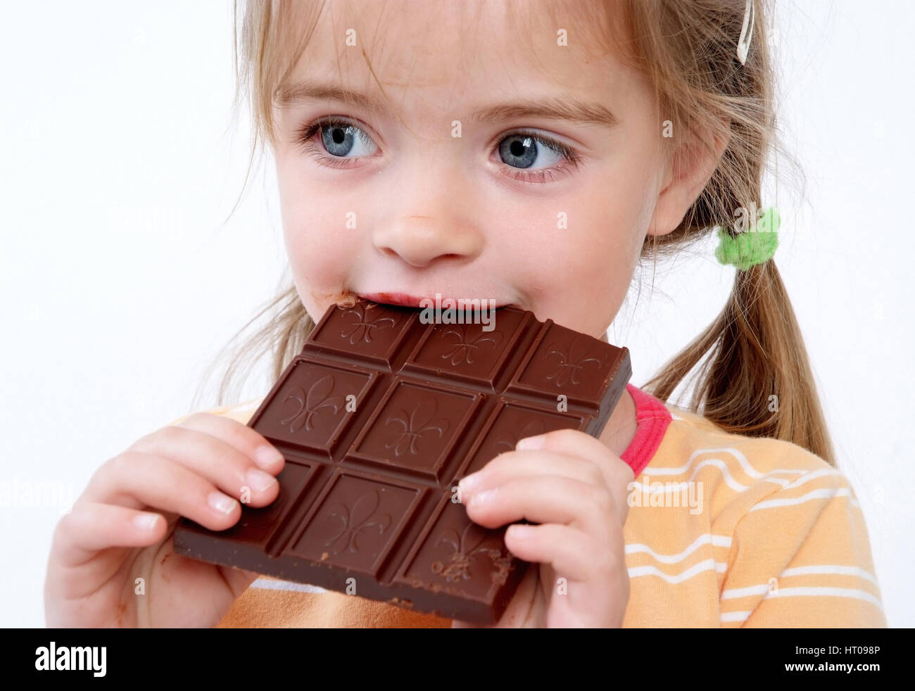 Kleines Maedchen Isst Eine Schokolade Tafel Enfant Mange Le Chocolat Photo Stock Alamy