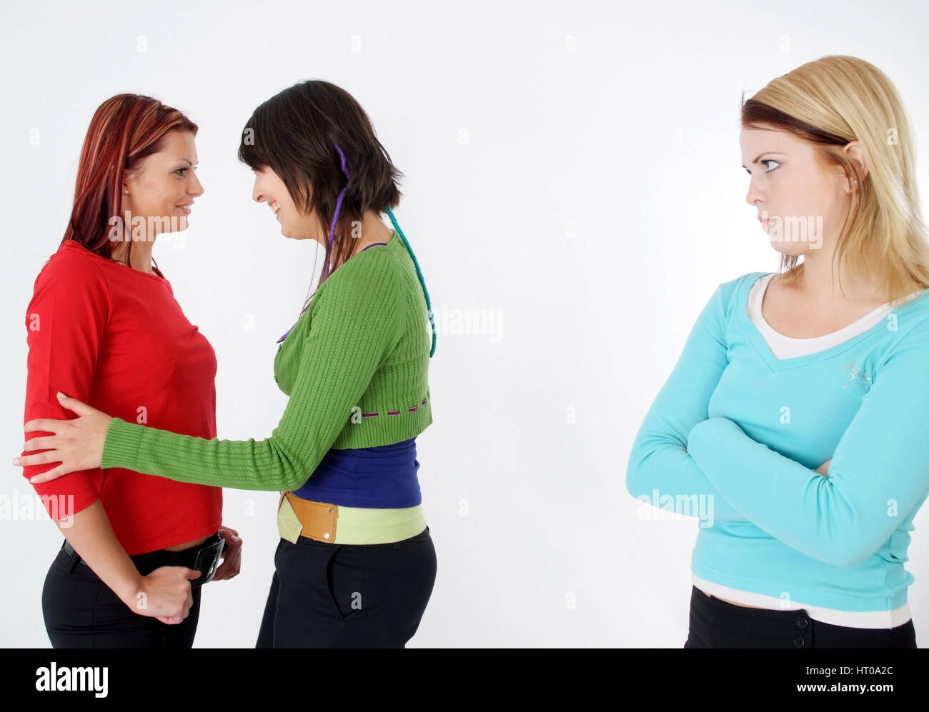 Zwei Frauen tratschen miteinander, steht eine Frau daneben or - deux femmes à parler, une femme hors-jeu Banque D'Images