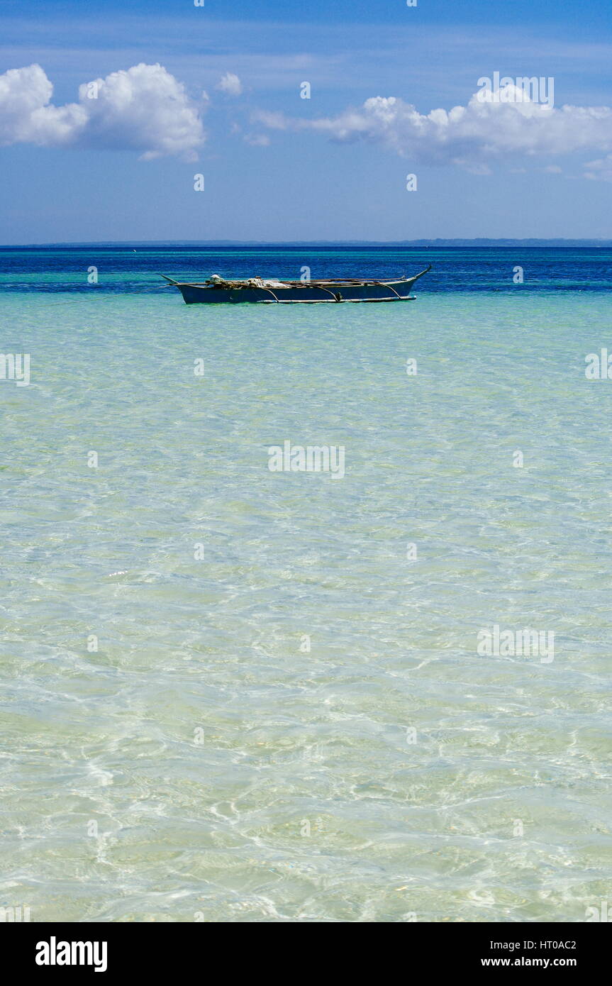 L'océan tropical transparent avec du sable blanc sur le fond Banque D'Images