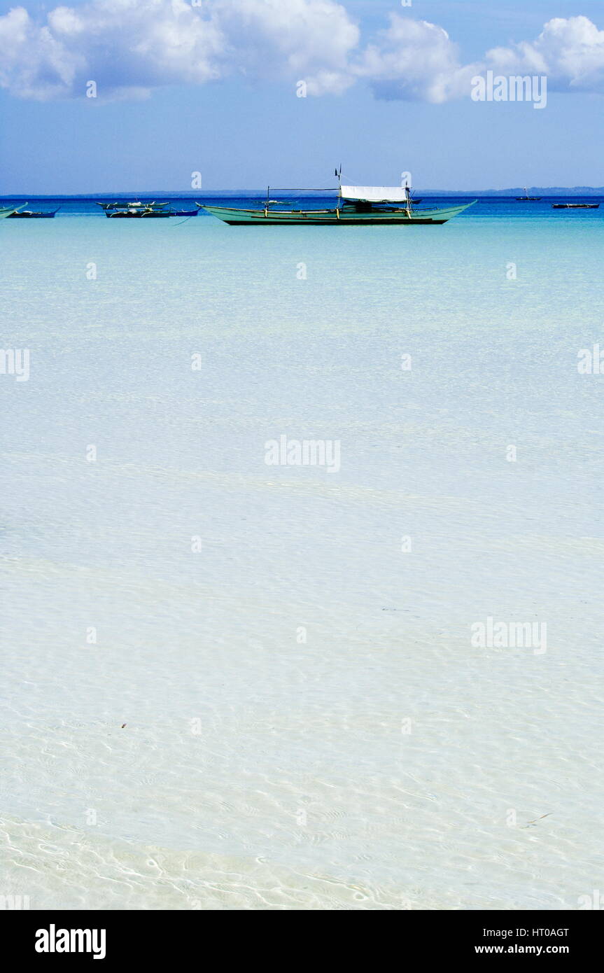 L'océan tropical transparent avec du sable blanc sur le fond Banque D'Images