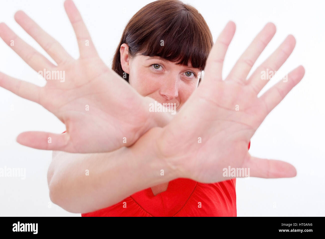 Frau haelt schuetzend ihre Haende vor das Gesicht - femme tasses mains avant de faire face à Banque D'Images