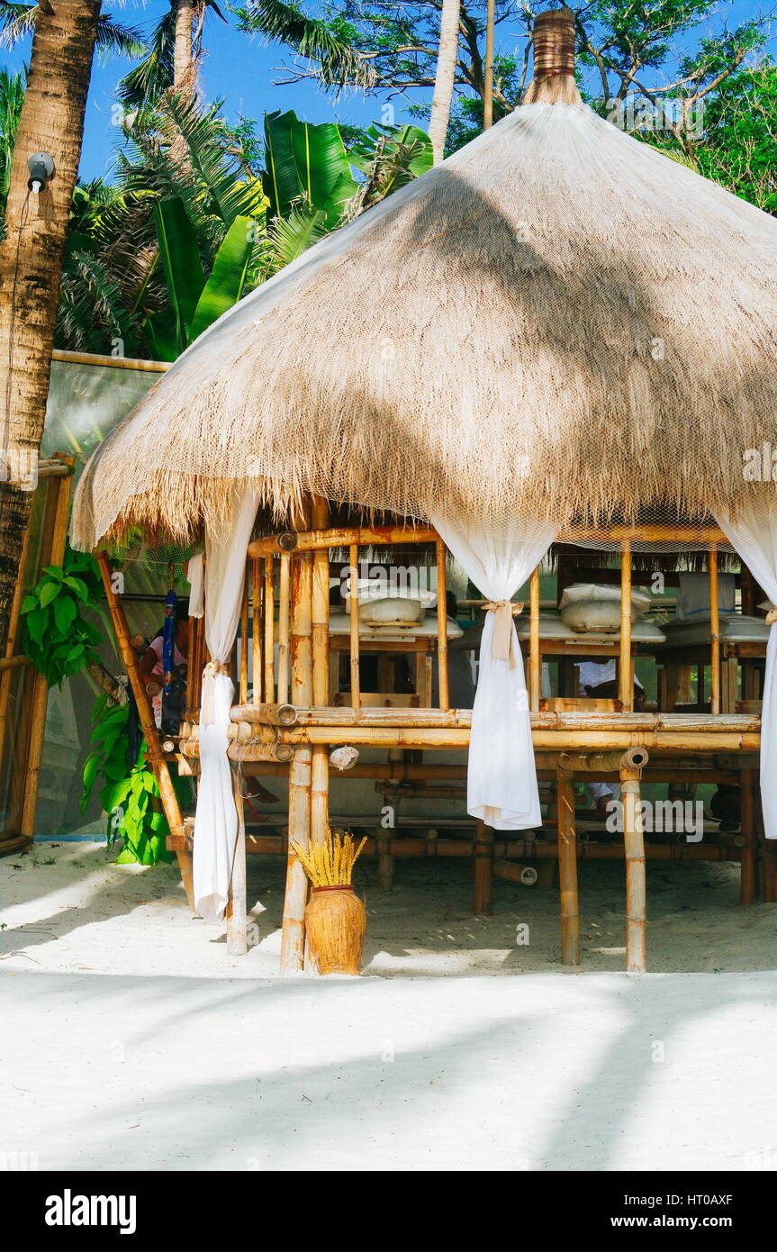 Nipa hut cottage pour massage sur la plage de sable de corail blanc Banque D'Images