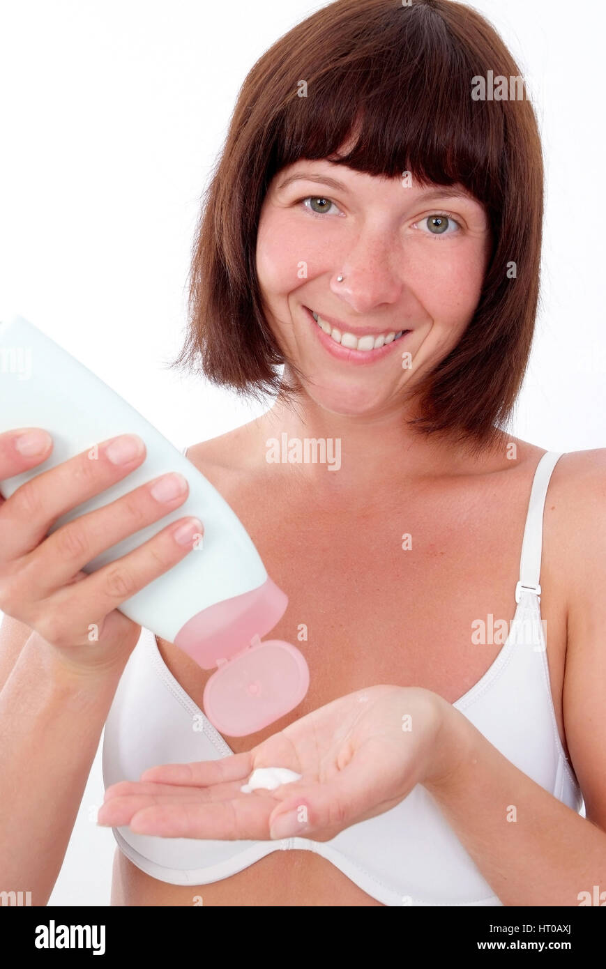 Frau bei Koerperpflege - femme avec une lotion pour le corps Banque D'Images