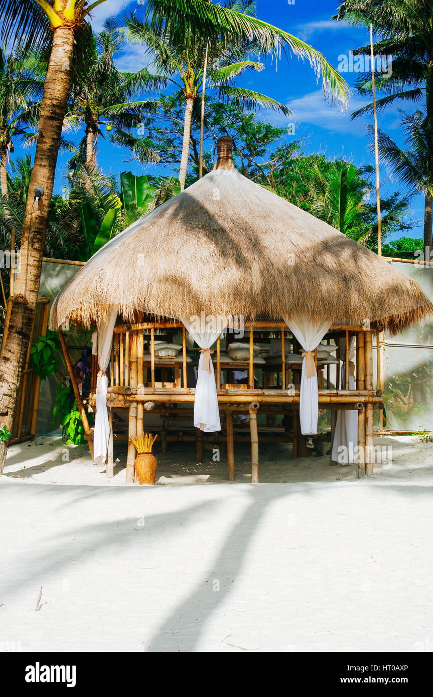 Nipa hut cottage pour massage sur la plage de sable de corail blanc Banque D'Images