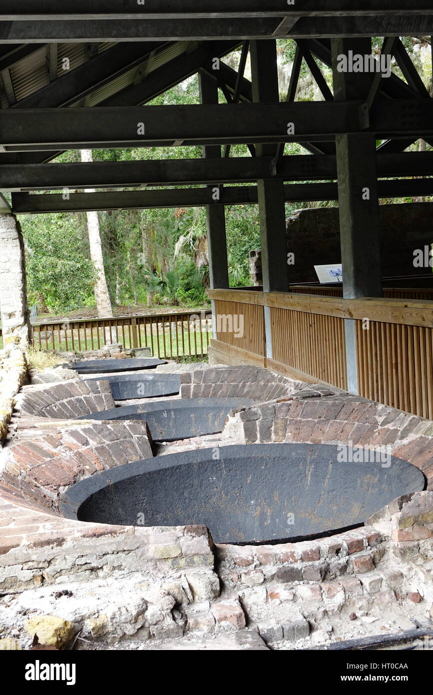 Bouilloires utilisées dans le traitement de la canne à sucre. Moulin à Sucre Dunlawton jardins, Port orange, Floride Banque D'Images