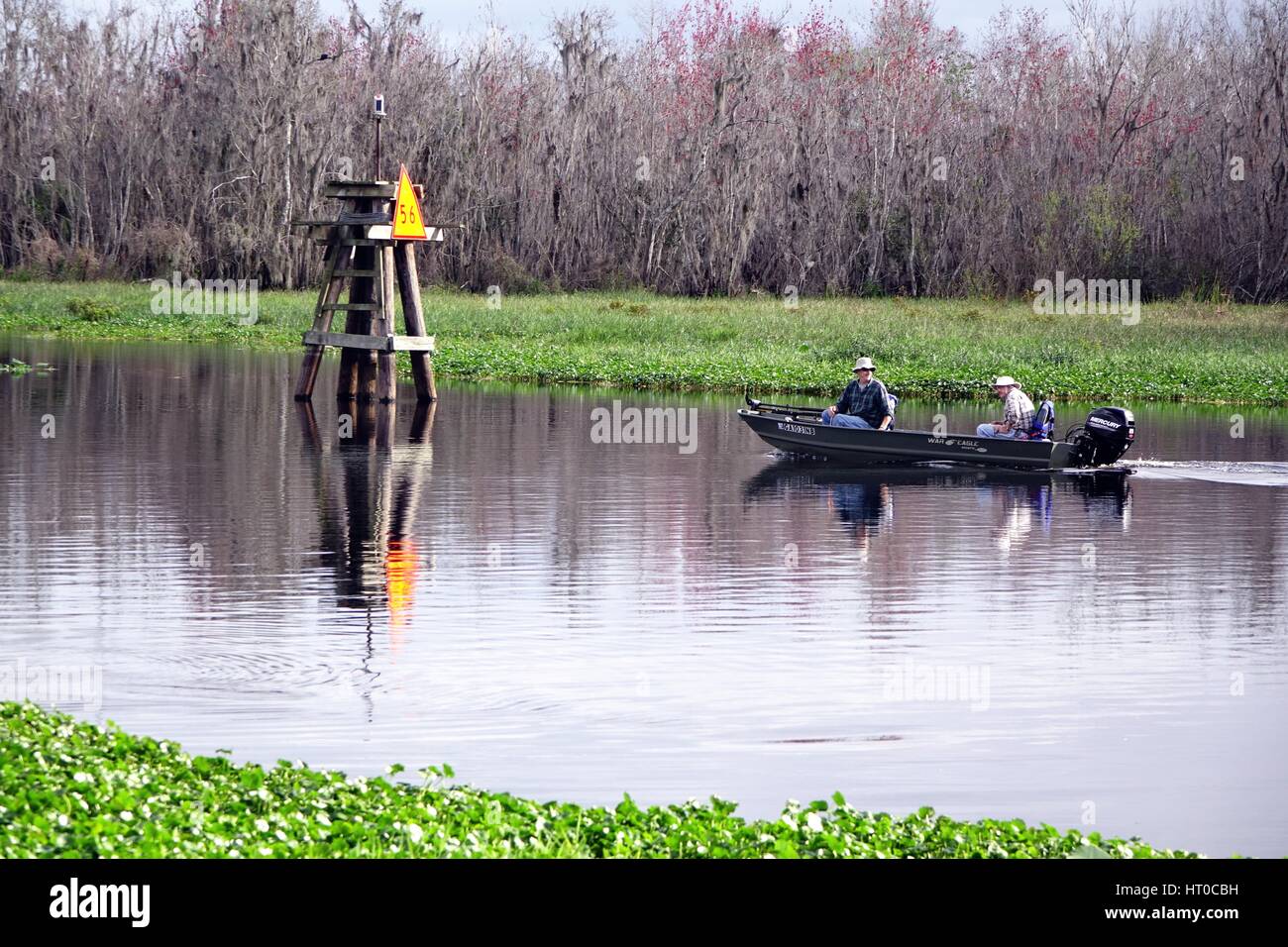 Les pêcheurs sur la rivière Saint-Jean dans un bateau en aluminium, War Eagle. Banque D'Images