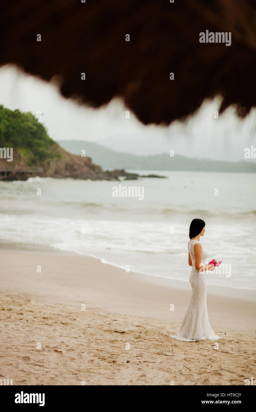 Voyage mariée beach resort. Sur la mer et plage dans tropiques Banque D'Images