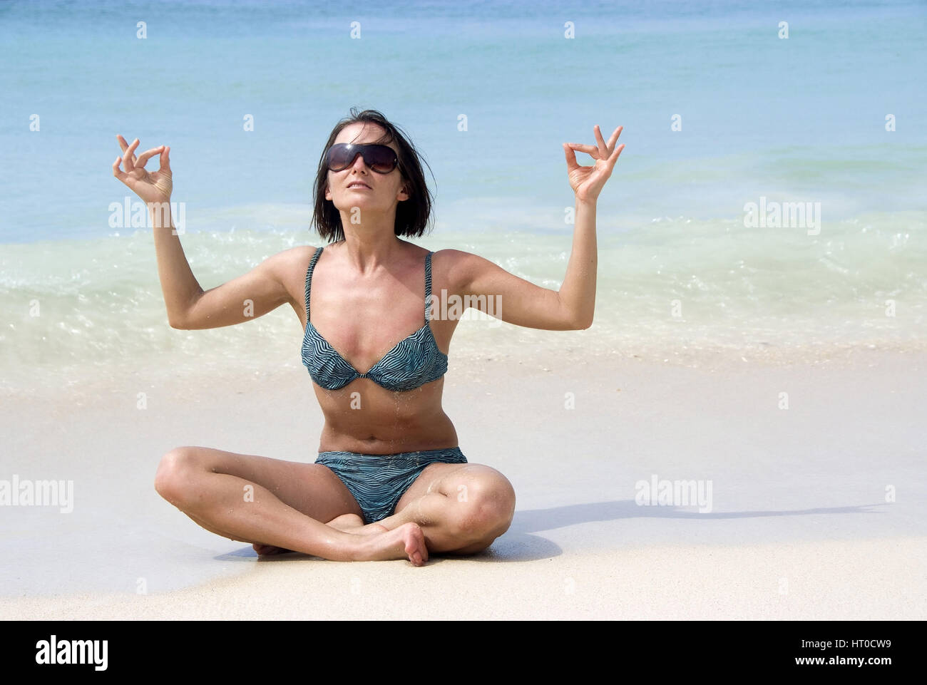 Frau mit macht am Joga - femme n'yoga sur la plage Banque D'Images