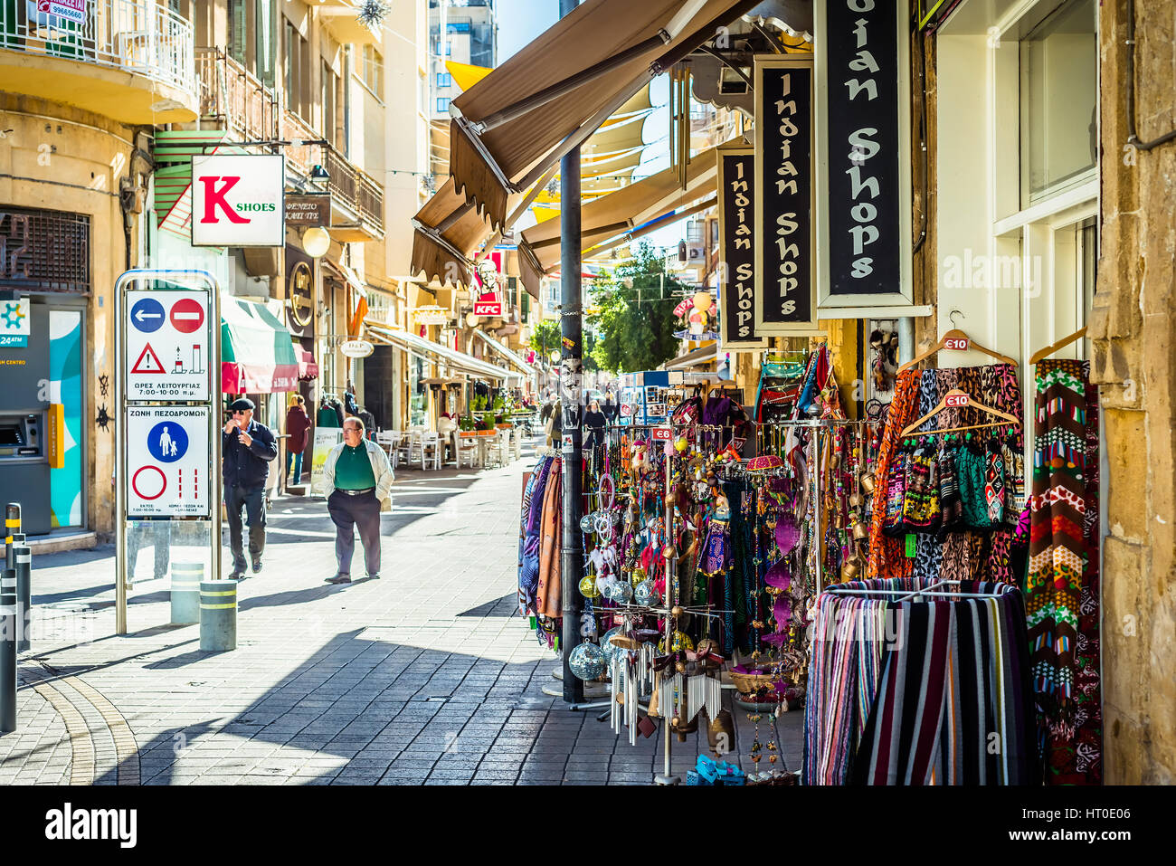Nicosie, Chypre - 3 décembre : boutiques de souvenirs touristiques populaires au Ledra Street le 3 décembre 2015 à Bonn. Banque D'Images