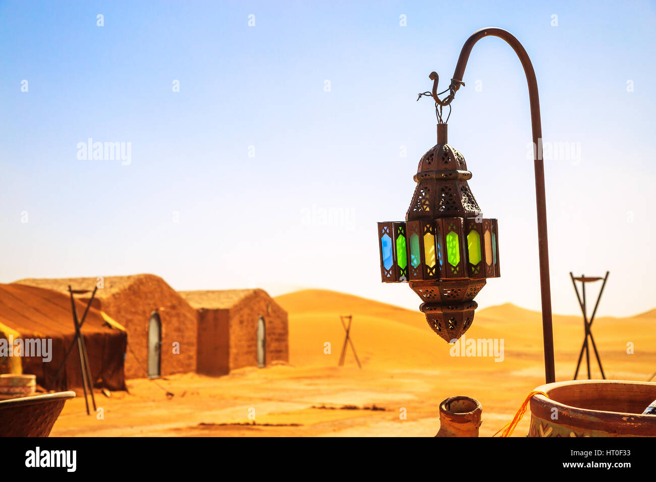 Coloreful lampe berbère avec des tentes nomades traditionnelles sur l'arrière-plan Banque D'Images