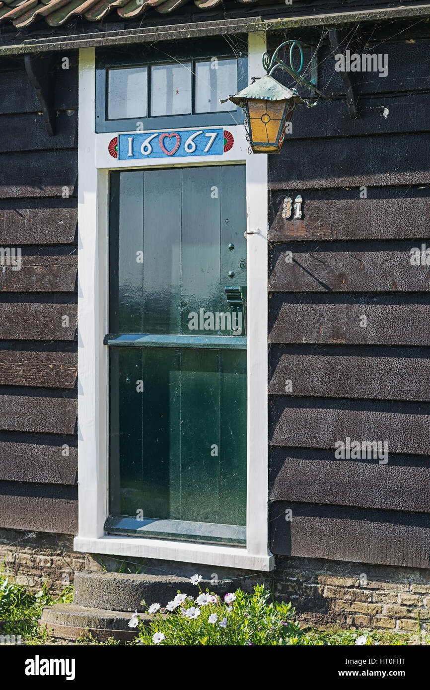 Zaanstad, Pays-Bas, le 3 septembre 2014 : porte antique d'une vieille maison sur le Zaanse Schans. Banque D'Images