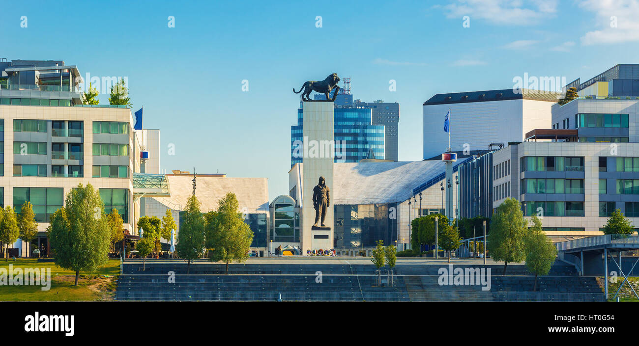 Slovaquie BRATISLAVA,-Mai 7, 2016:théâtre national slovaque sur Riverside de Danube à Bratislava, capitale de la Slovaquie Banque D'Images