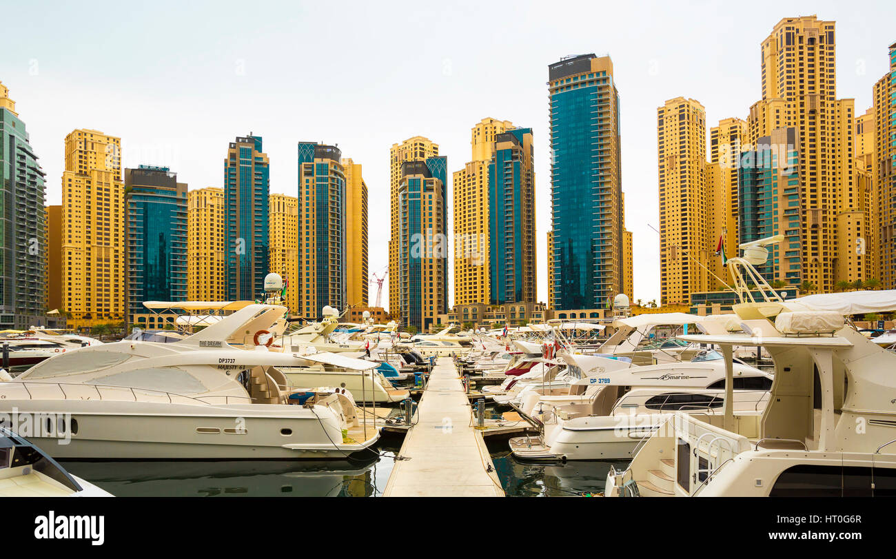 La marina de Dubaï, EMIRATS ARABES UNIS - mars 7, 2016 : vue sur la Marina de Dubaï avec bateaux et yachts de luxe de Dubaï, Emirats Arabes Unis Banque D'Images
