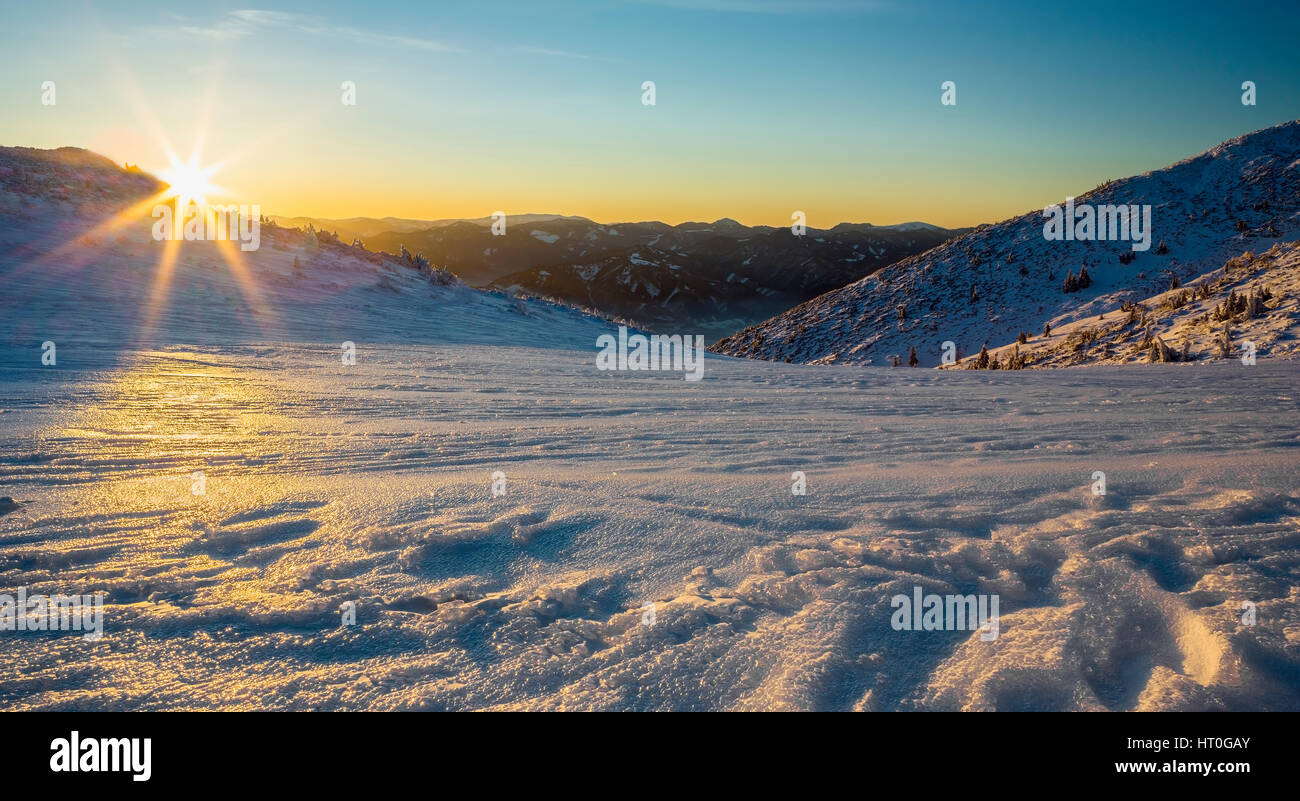 MALA FATRA, Slovaquie - 31 décembre 2016 : paysage d'hiver et les pics dans les montagnes Mala Fatra au coucher du soleil,Slovaquie Banque D'Images