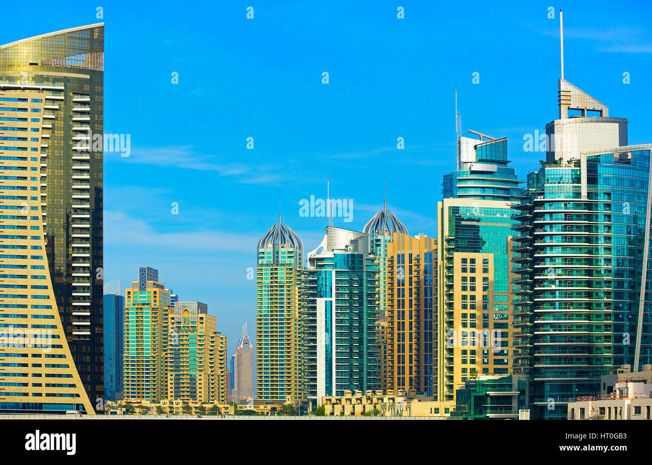 Promenade et gratte-ciel dans le luxe de la Marina de Dubaï, Dubaï, Emirats Arabes Unis Banque D'Images