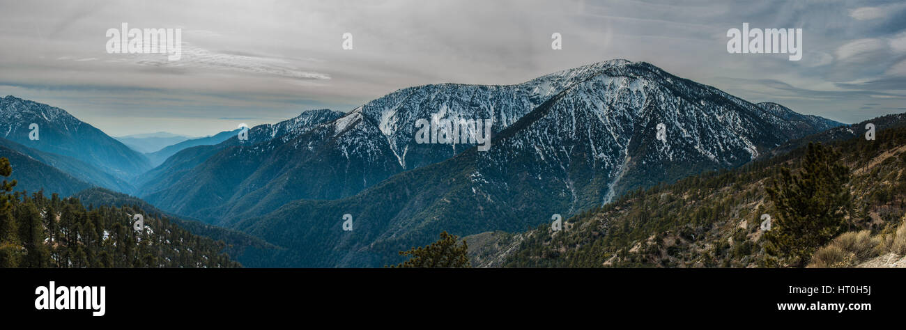 Vue panoramique de Blue Ridge couvertes de neige de l'Angeles National Forest. Banque D'Images