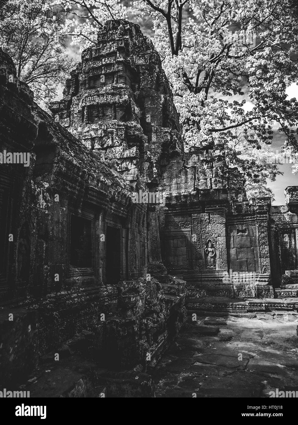 Image infrarouge de l'architechture khmère à Angkor Wat, au Cambodge Banque D'Images