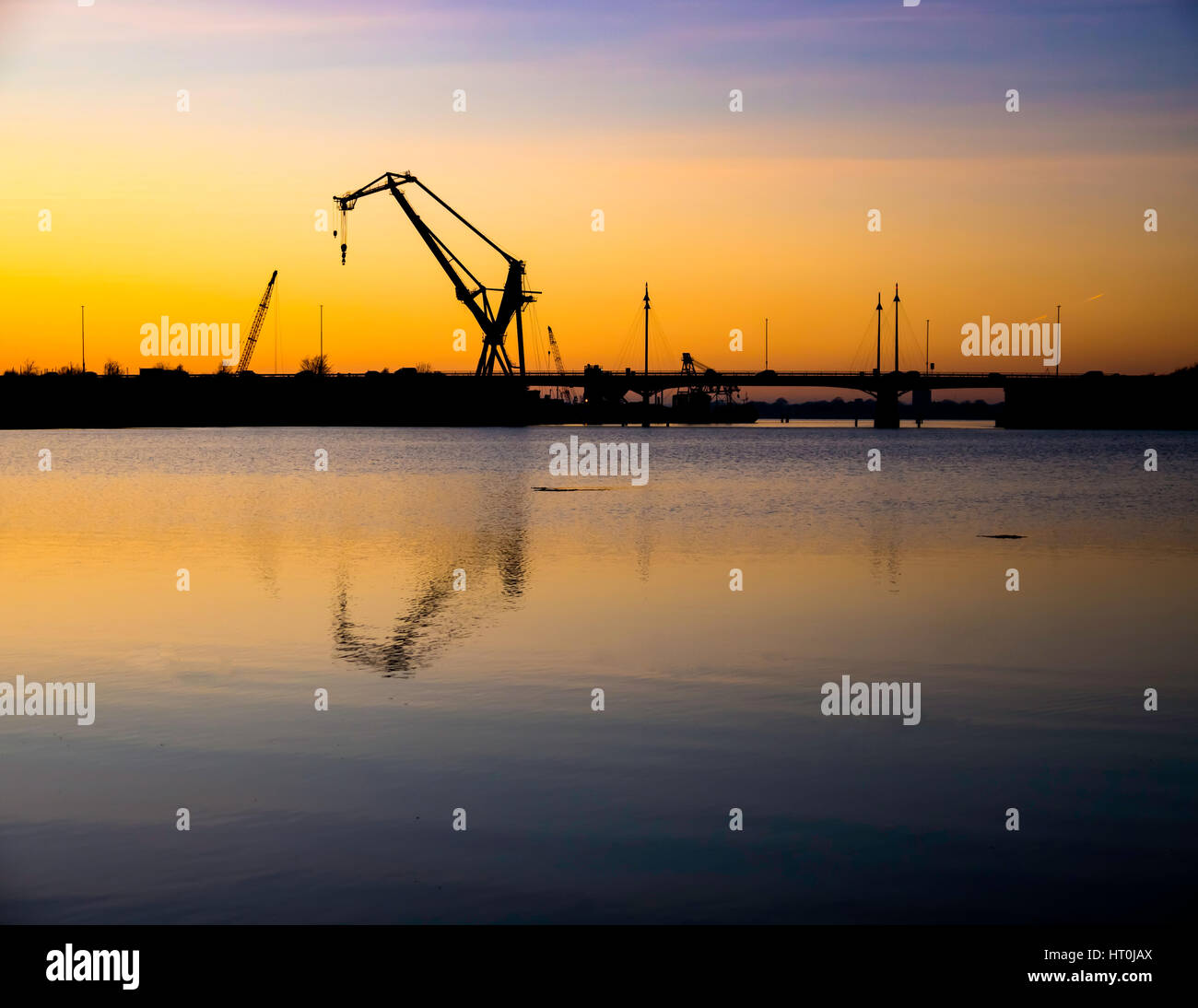 Ces deux modèles se dresse au-dessus de la grue et du port de Portsmouth le M275 au coucher du soleil Banque D'Images